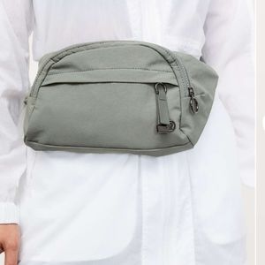 Lululemon On The Beat Belt Bag *4.5L

Grey Sage